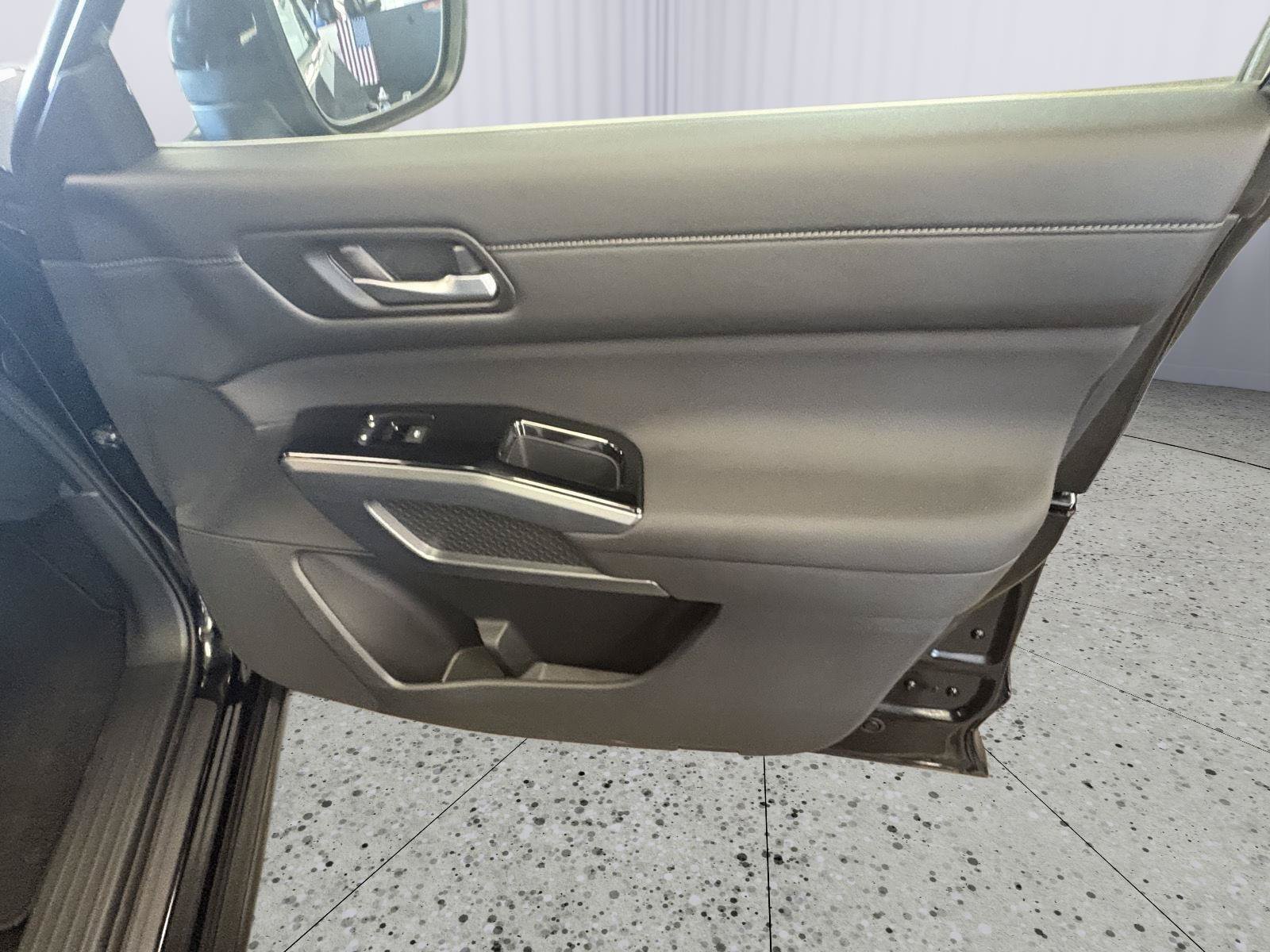 Used 2025 Nissan Pathfinder SL FWD image 15