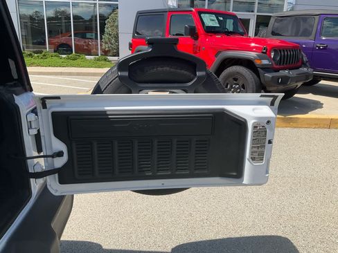 Used 2020 Jeep Wrangler Sport AWD/4WD image 11