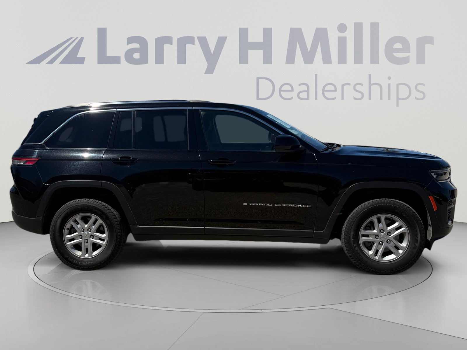 Used 2023 Jeep Grand Cherokee Laredo w/ Trailer Tow Prep Group (B) AWD/4WD image 6