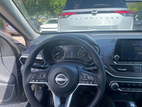 Used 2025 Nissan Altima 2.5 SV image 34