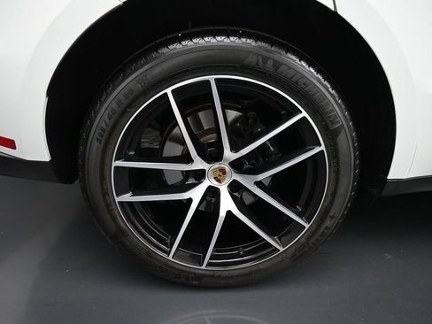 Certified 2025 Porsche Macan AWD/4WD image 27