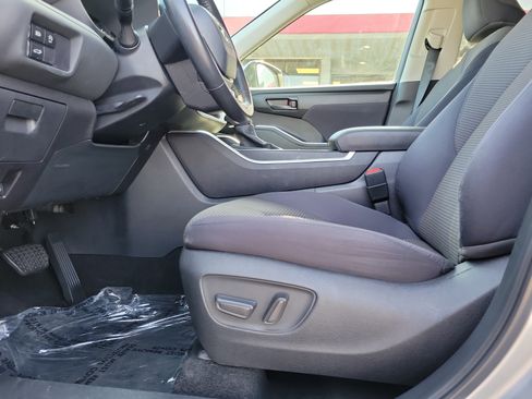Used 2024 Toyota Highlander LE image 16