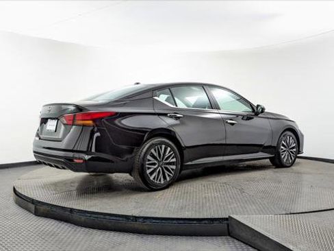 Used 2024 Nissan Altima 2.5 SV image 8