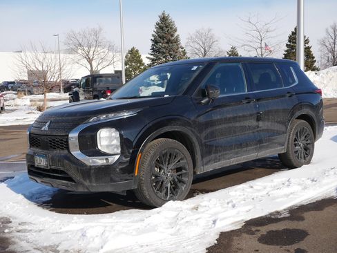 Used 2024 Mitsubishi Outlander SE Black Edition image 3