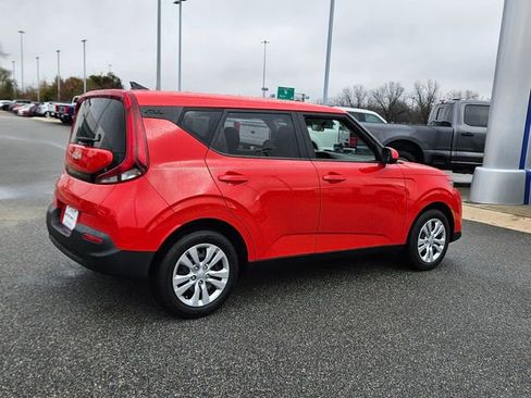Used 2022 Kia Soul LX image 12