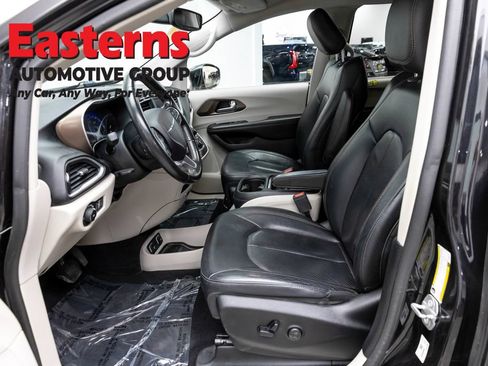 Used 2019 Chrysler Pacifica Touring-L FWD image 13