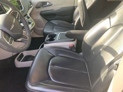 Used 2023 Chrysler Pacifica Touring-L image 3