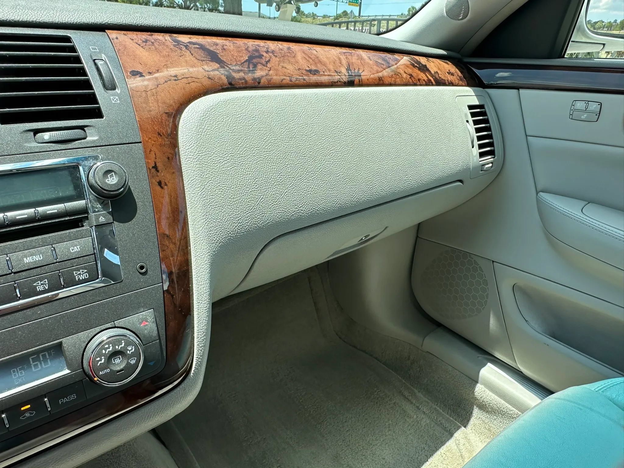 Used 2010 Cadillac DTS Luxury FWD image 38