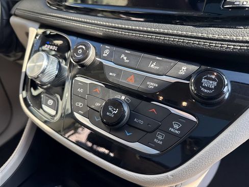 Used 2023 Chrysler Pacifica Limited FWD image 31