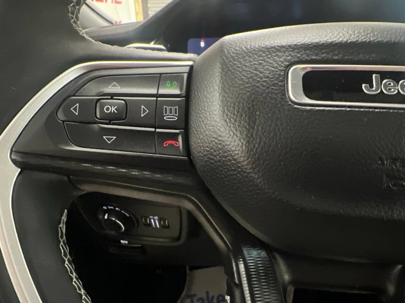 Used 2025 Jeep Grand Cherokee Altitude AWD/4WD image 23