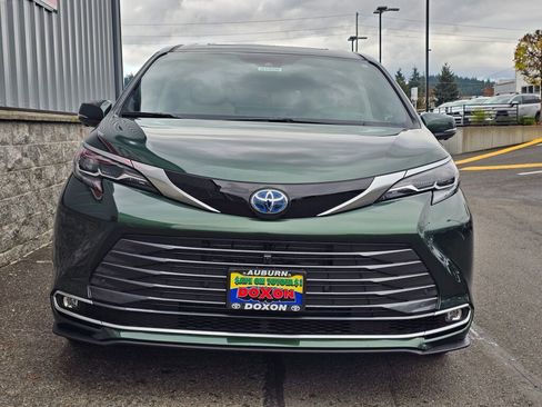 New 2025 Toyota Sienna Platinum image 3