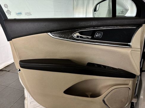 Used 2017 Lincoln MKX Select image 14