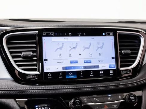 Used 2025 Chrysler Pacifica Limited FWD image 18