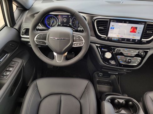New 2026 Chrysler Pacifica Select image 13