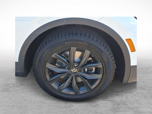 Used 2024 Volkswagen Tiguan SE FWD image 9