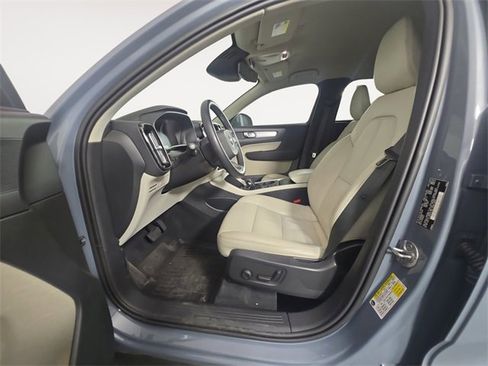 Used 2022 Volvo XC40 T5 Momentum image 9