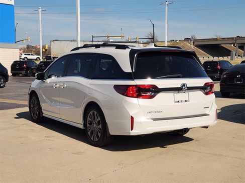 New 2026 Honda Odyssey Touring image 4