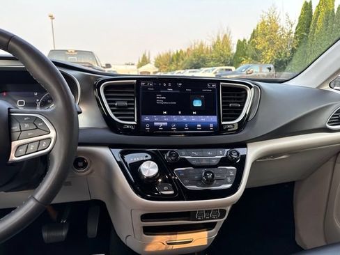 Used 2024 Chrysler Pacifica Touring-L FWD image 21
