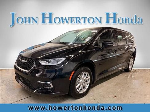 Used 2025 Chrysler Pacifica Select FWD image 4