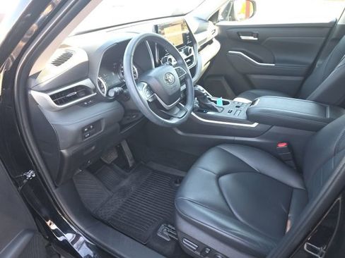 Used 2024 Toyota Highlander XLE image 9
