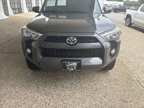 Used 2018 Toyota 4Runner SR5 AWD/4WD image 31