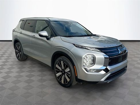 New 2026 Mitsubishi Outlander SE image 3