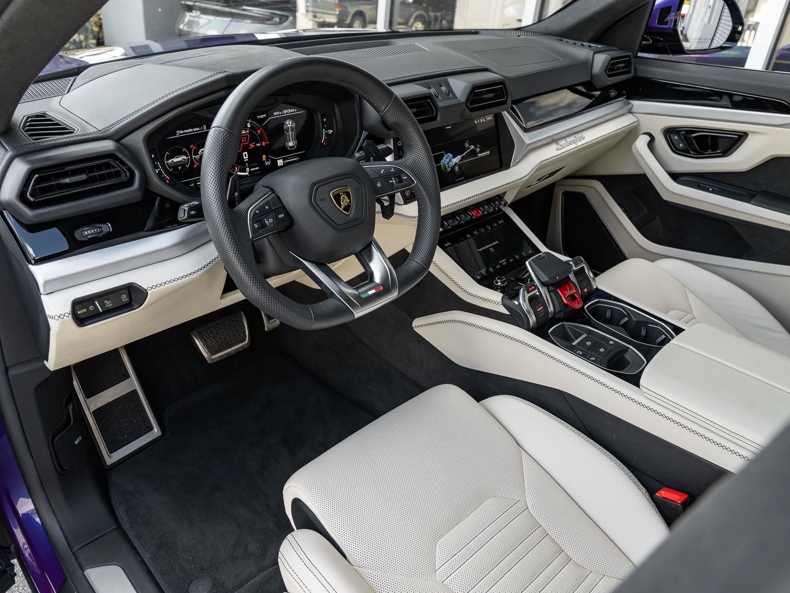 Used 2025 Lamborghini Urus SE AWD/4WD image 6