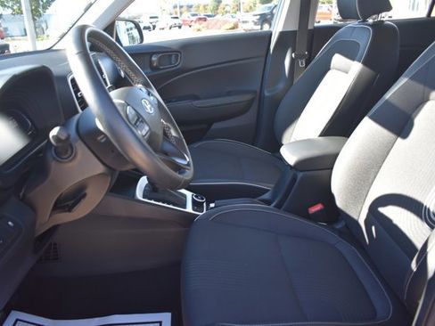 Used 2024 Hyundai Venue Limited image 12