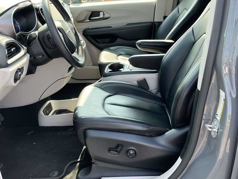 Used 2023 Chrysler Pacifica Touring-L FWD image 13