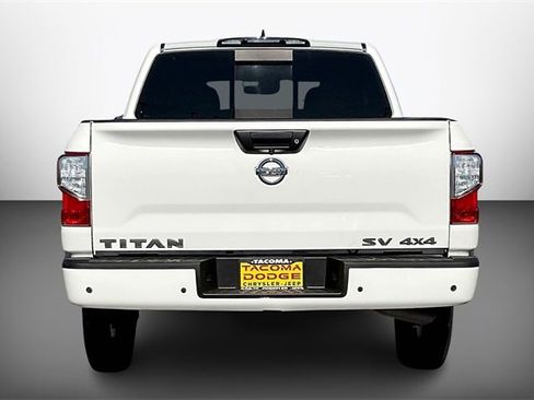 Used 2022 Nissan Titan SV image 4