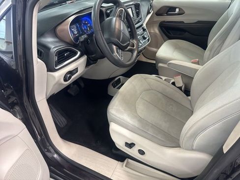 Used 2017 Chrysler Pacifica LX image 13