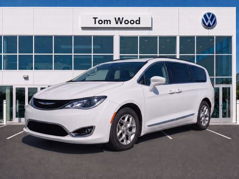 Used 2017 Chrysler Pacifica Touring-L w/ Tire & Wheel Group FWD image 7