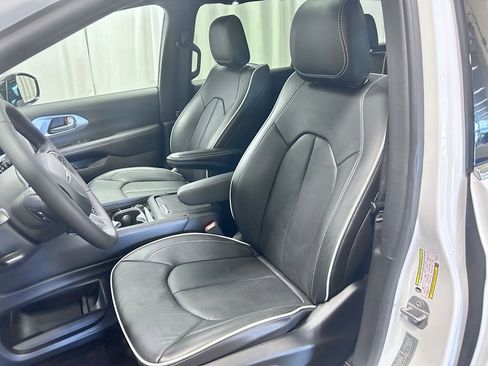 Used 2026 Chrysler Pacifica Limited image 8