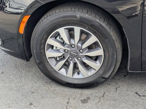 Used 2024 Chrysler Pacifica Select image 40