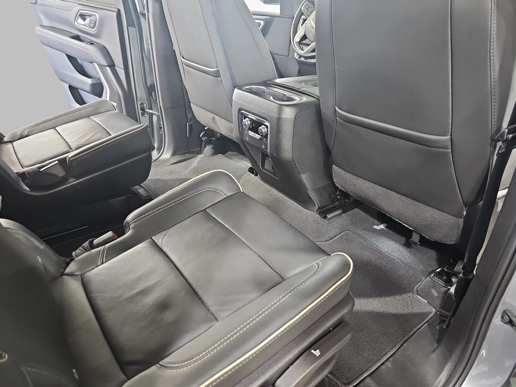 Used 2024 GMC Yukon SLT w/ SLT Premium Package AWD/4WD image 14