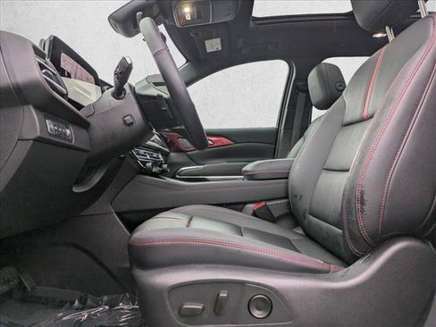 Used 2025 Chevrolet Traverse RS image 17