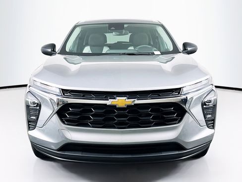 Used 2025 Chevrolet Trax LS image 2