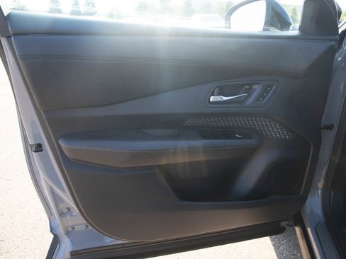 Used 2023 Nissan Ariya AWD image 22