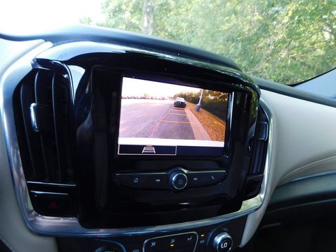 Used 2022 Chevrolet Traverse LS FWD image 4