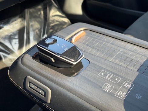 Used 2023 Nissan Ariya FWD image 19