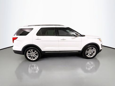 Used 2017 Ford Explorer XLT w/ Equipment Group 202A FWD image 11