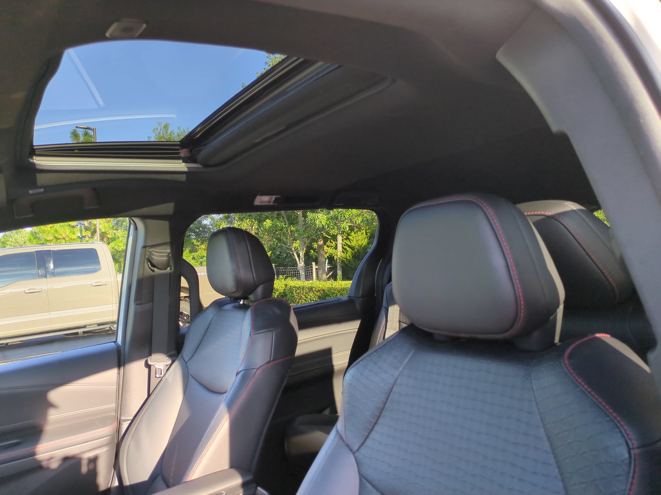 Used 2025 Toyota Sienna XSE FWD image 28