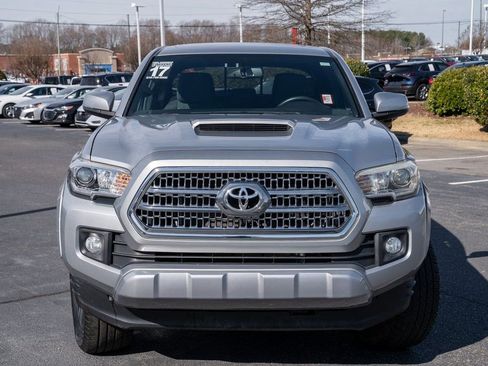 Used 2017 Toyota Tacoma TRD Sport w/ Tow Package (A/T) image 2