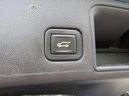 Used 2024 GMC Terrain SLT AWD/4WD image 26