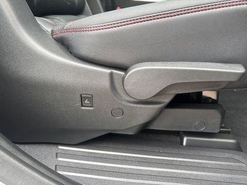 Used 2025 Chevrolet Traverse RS image 32