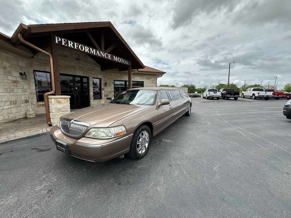 Used 2010 Lincoln Town Car Executive RWD image 1