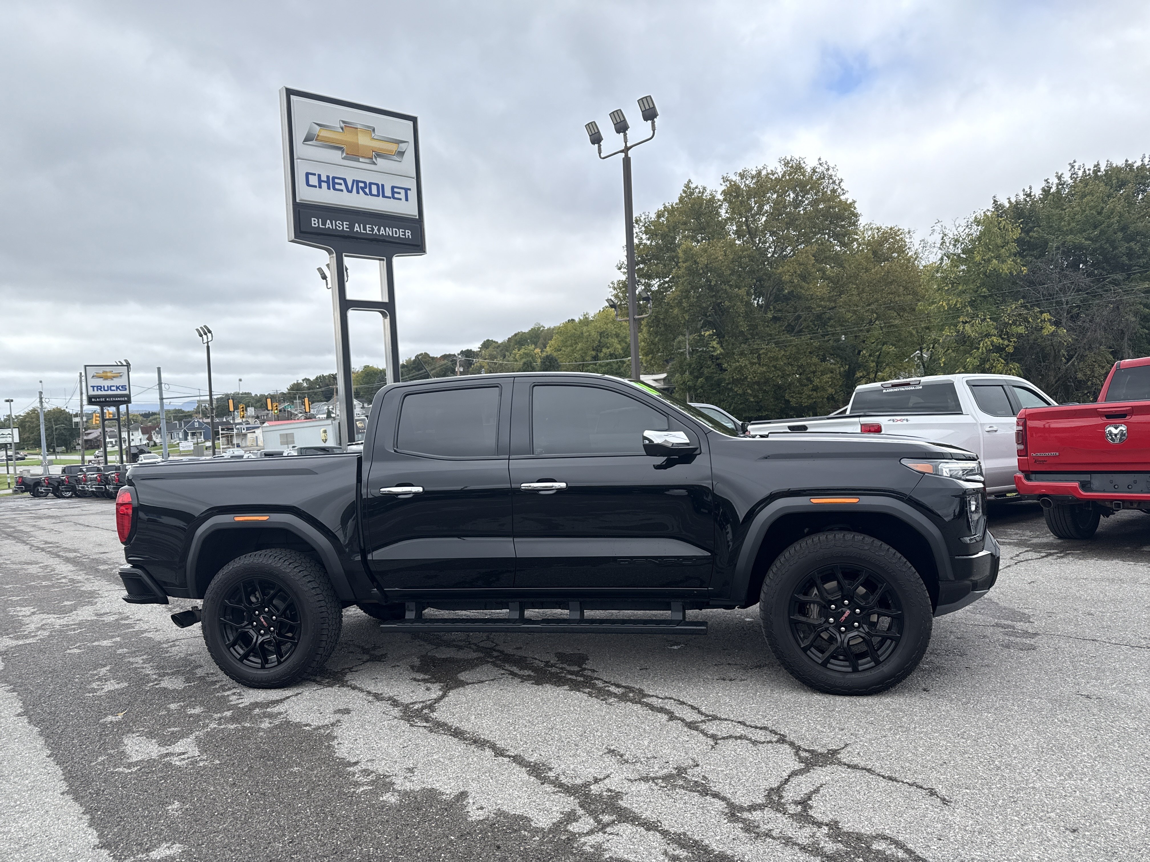 Used 2024 GMC Canyon Denali w/ LPO, Denali Black Edition AWD/4WD image 2