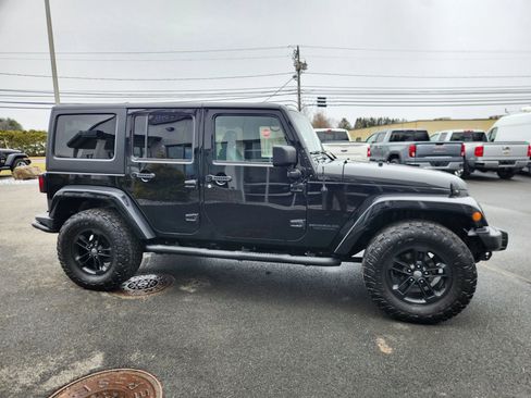 Used 2017 Jeep Wrangler Unlimited Sahara AWD/4WD image 23