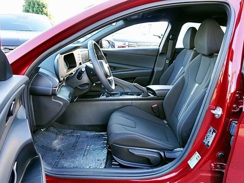 Used 2025 Hyundai Elantra Sport image 13