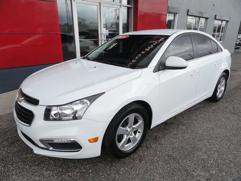 Used 2016 Chevrolet Cruze LT FWD image 2